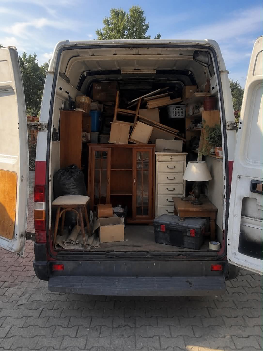 Bezpiecznie zapakowany bus meblami MoveTeam